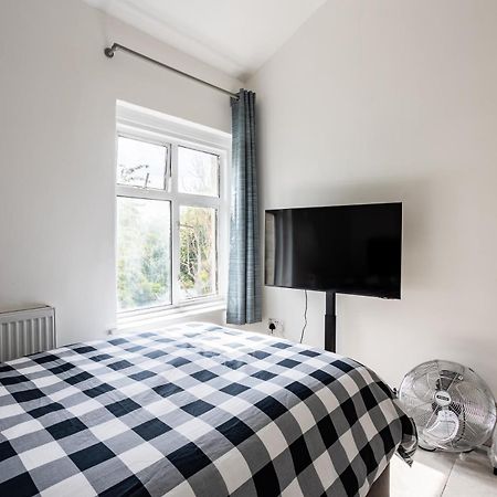 4 Bedroom House With Garden, Parking & 3 Mins Walking Distance From Train Station London Exterior photo