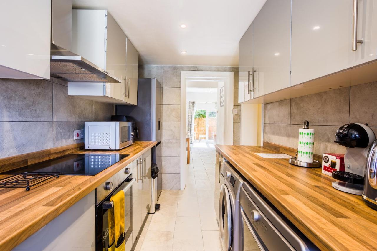 4 Bedroom House With Garden, Parking & 3 Mins Walking Distance From Train Station London Exterior photo