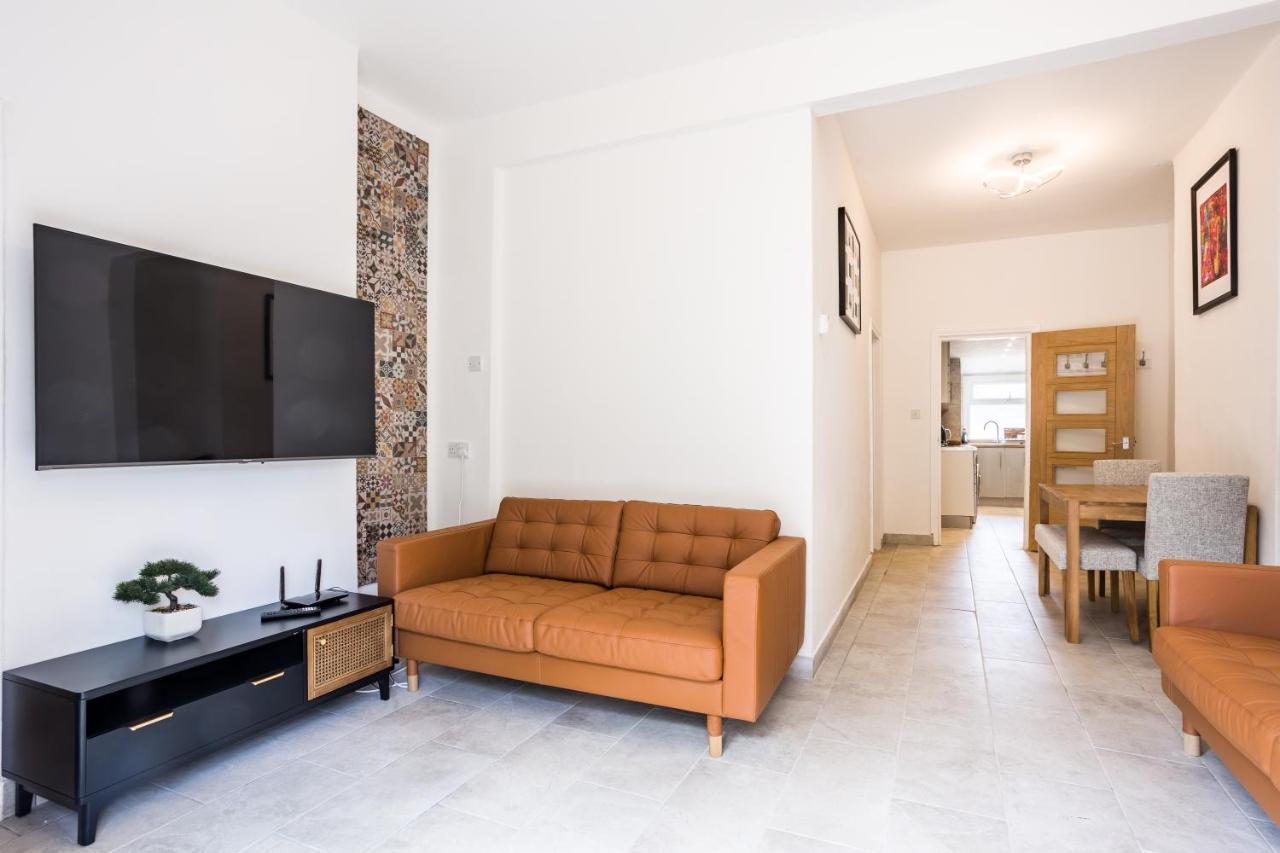 4 Bedroom House With Garden, Parking & 3 Mins Walking Distance From Train Station London Exterior photo