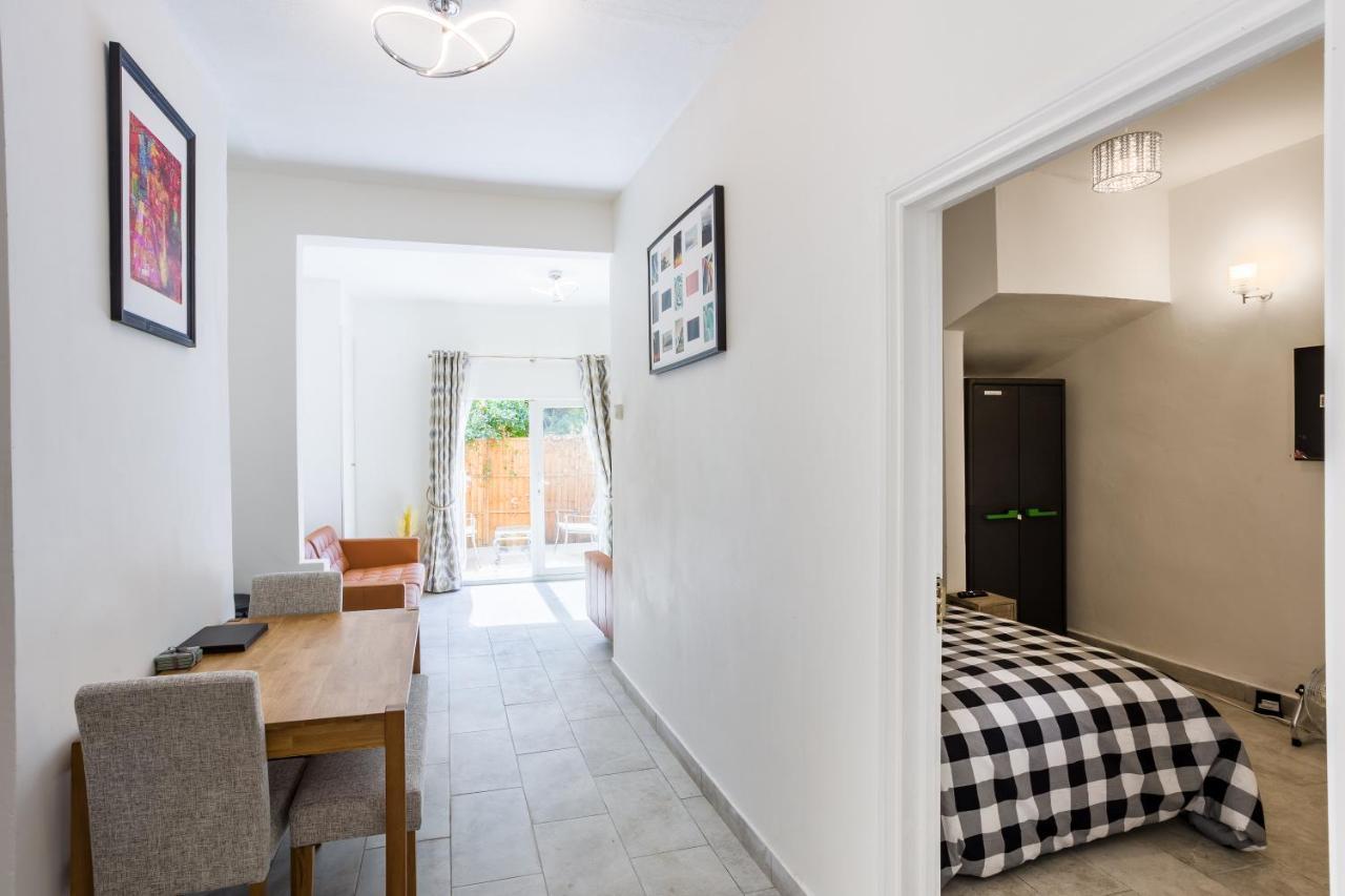 4 Bedroom House With Garden, Parking & 3 Mins Walking Distance From Train Station London Exterior photo