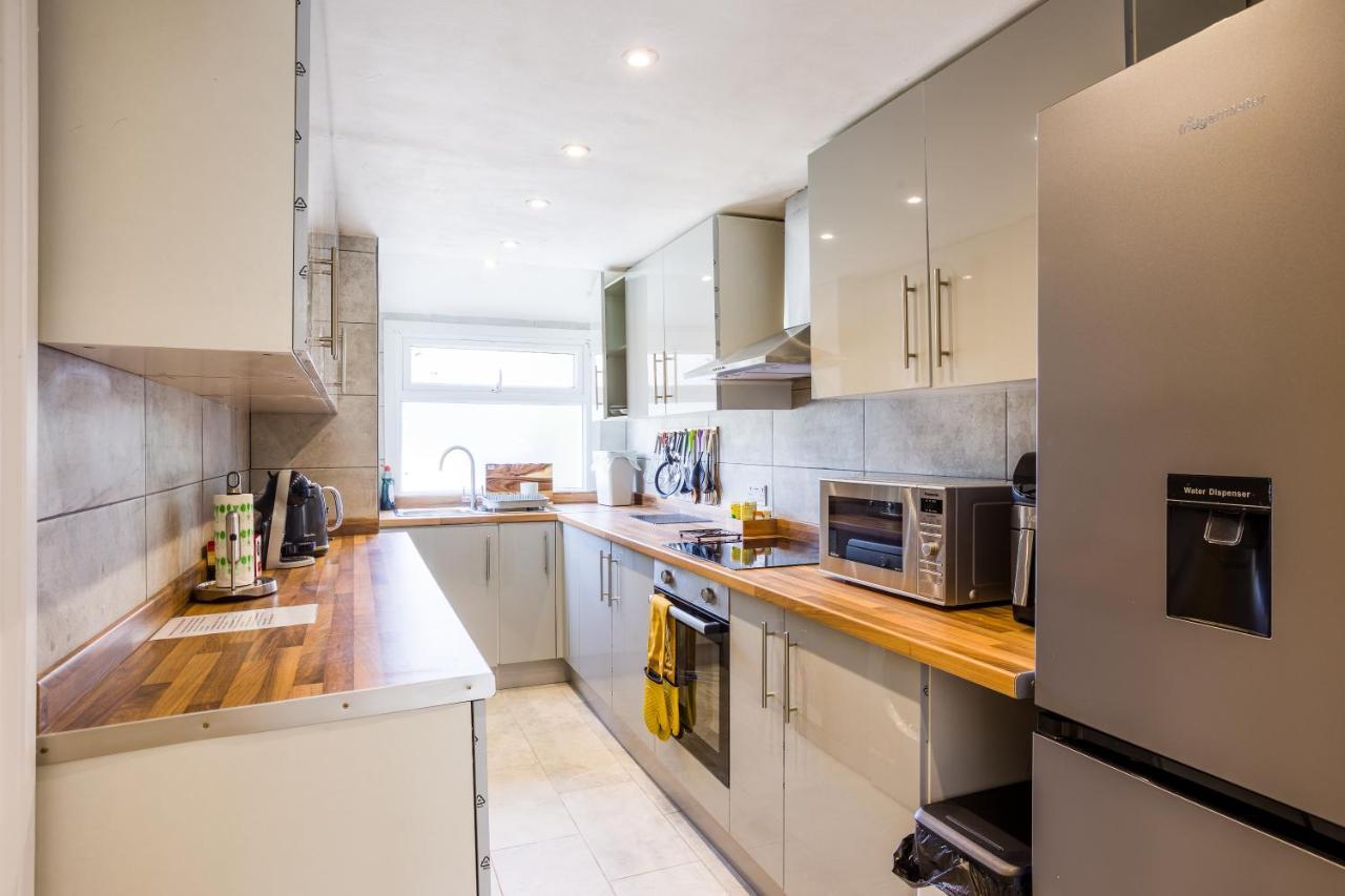 4 Bedroom House With Garden, Parking & 3 Mins Walking Distance From Train Station London Exterior photo