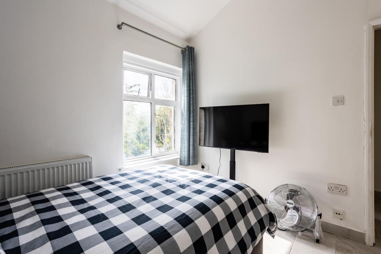 4 Bedroom House With Garden, Parking & 3 Mins Walking Distance From Train Station London Exterior photo