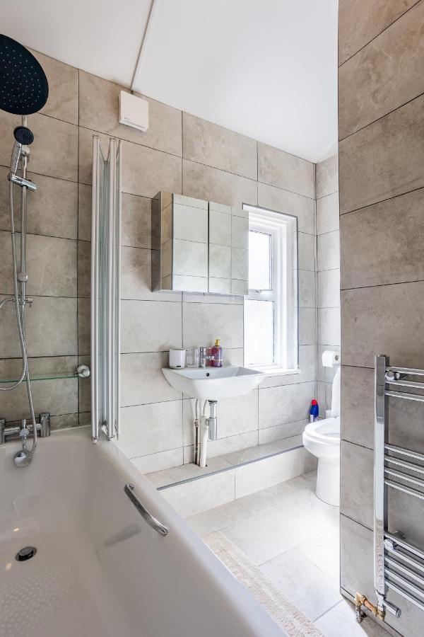 4 Bedroom House With Garden, Parking & 3 Mins Walking Distance From Train Station London Exterior photo