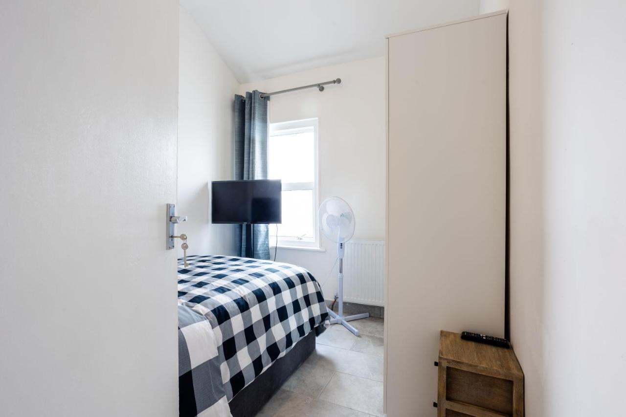 4 Bedroom House With Garden, Parking & 3 Mins Walking Distance From Train Station London Exterior photo