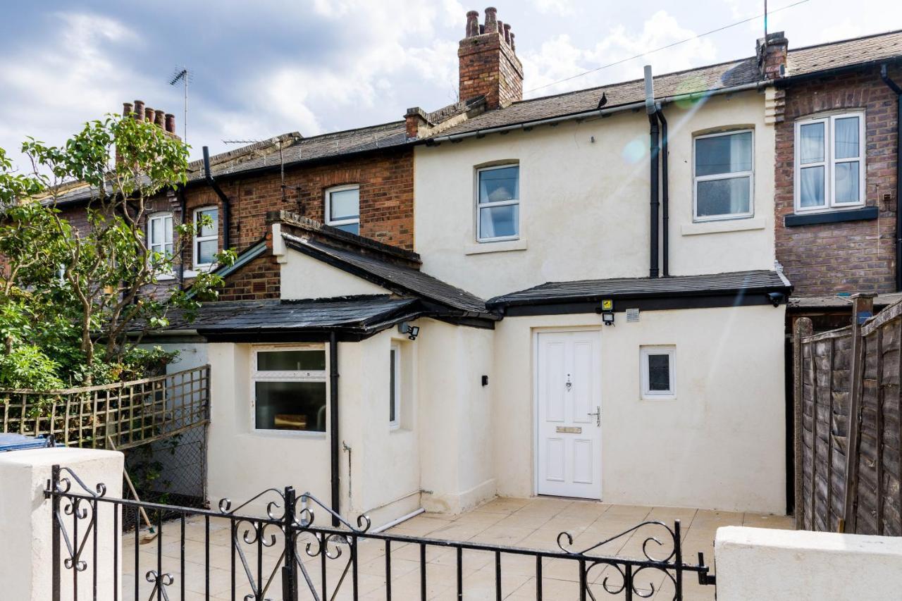 4 Bedroom House With Garden, Parking & 3 Mins Walking Distance From Train Station London Exterior photo