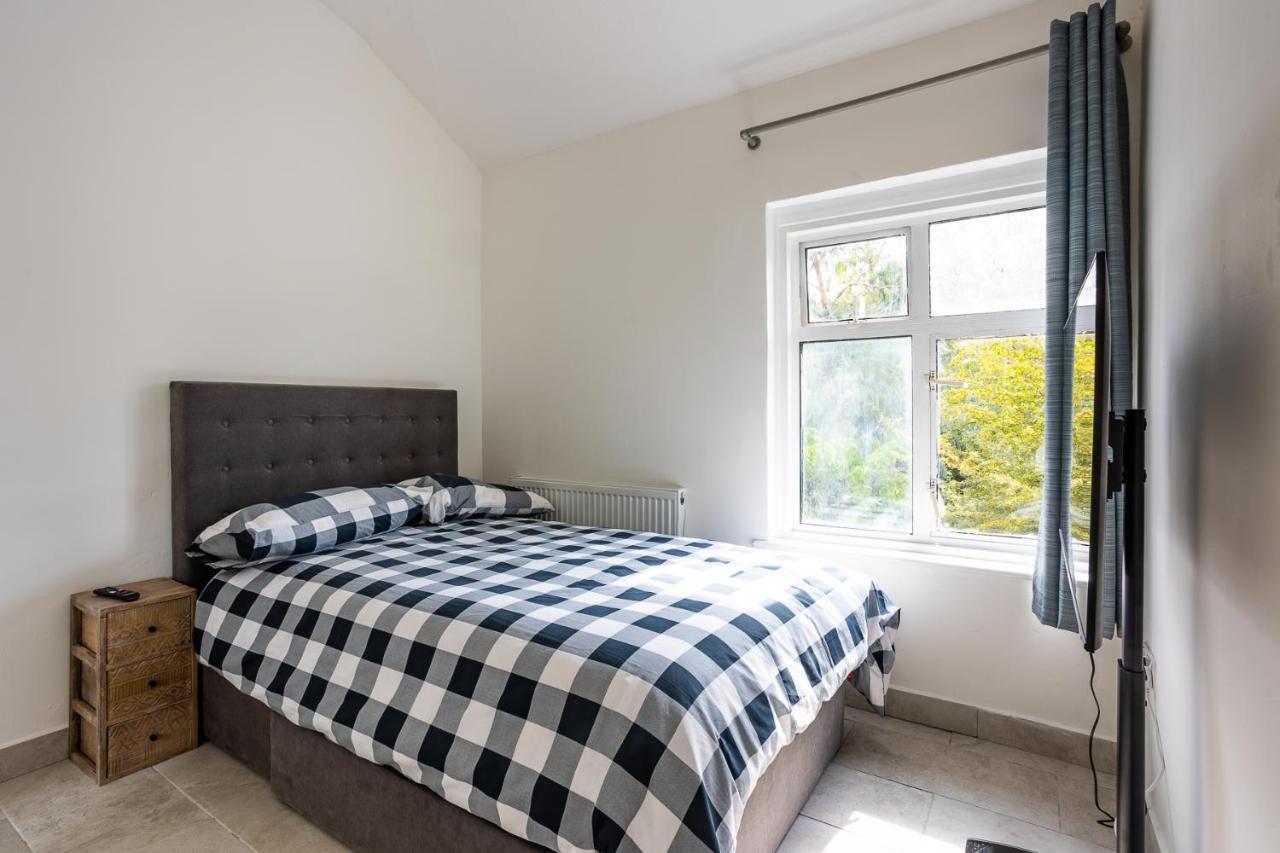 4 Bedroom House With Garden, Parking & 3 Mins Walking Distance From Train Station London Exterior photo