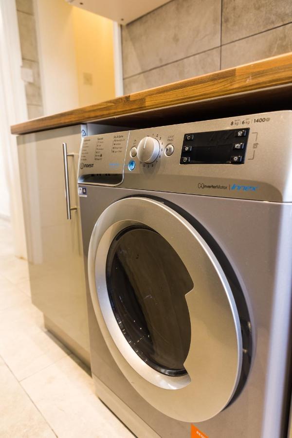 4 Bedroom House With Garden, Parking & 3 Mins Walking Distance From Train Station London Exterior photo