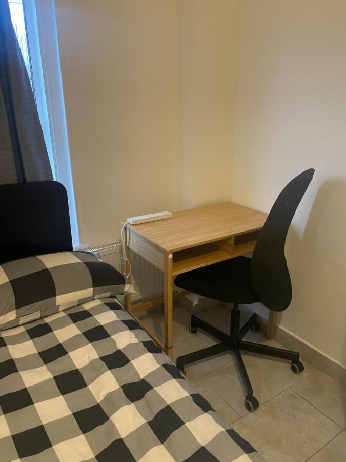 4 Bedroom House With Garden, Parking & 3 Mins Walking Distance From Train Station London Exterior photo